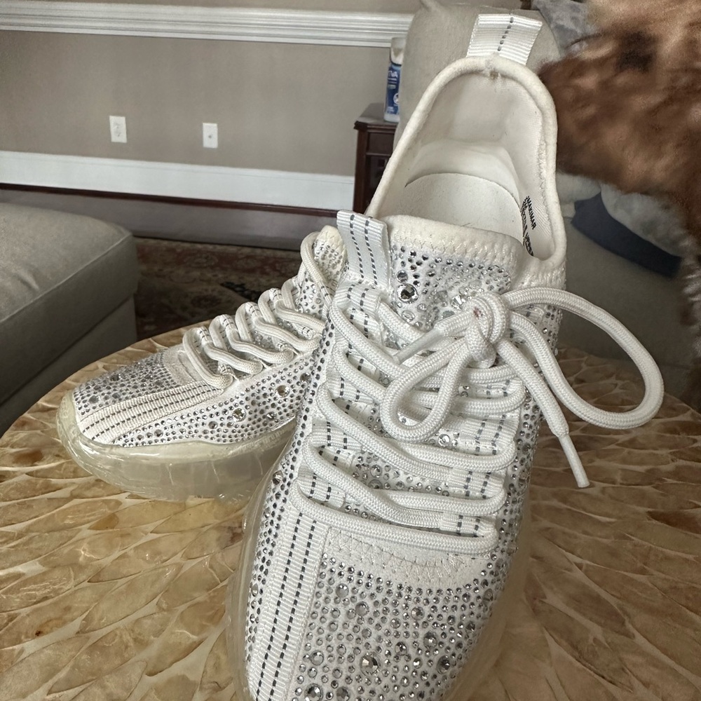 Steve Madden Girls size 2m rhinestone sneakers, white.